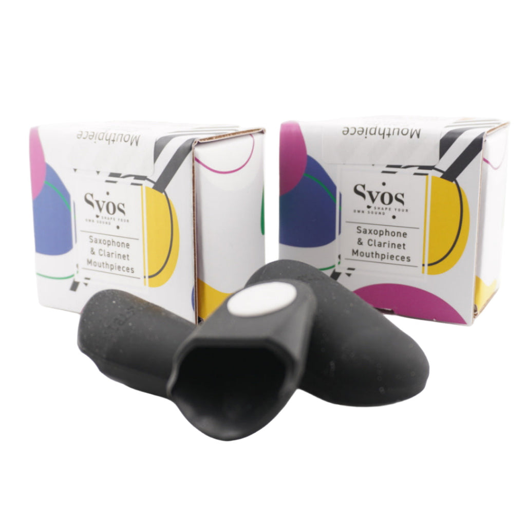 Black mouthpiece cap with two boxes of Syos in the background on a white background